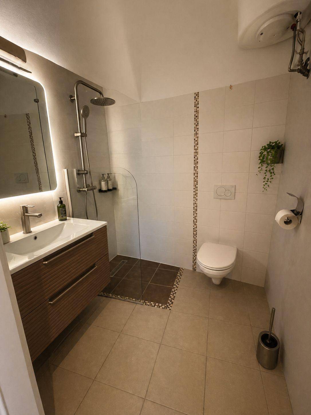Modernes Badezimmer mit Duschkabine, Hänge-WC und Holzwaschtisch.