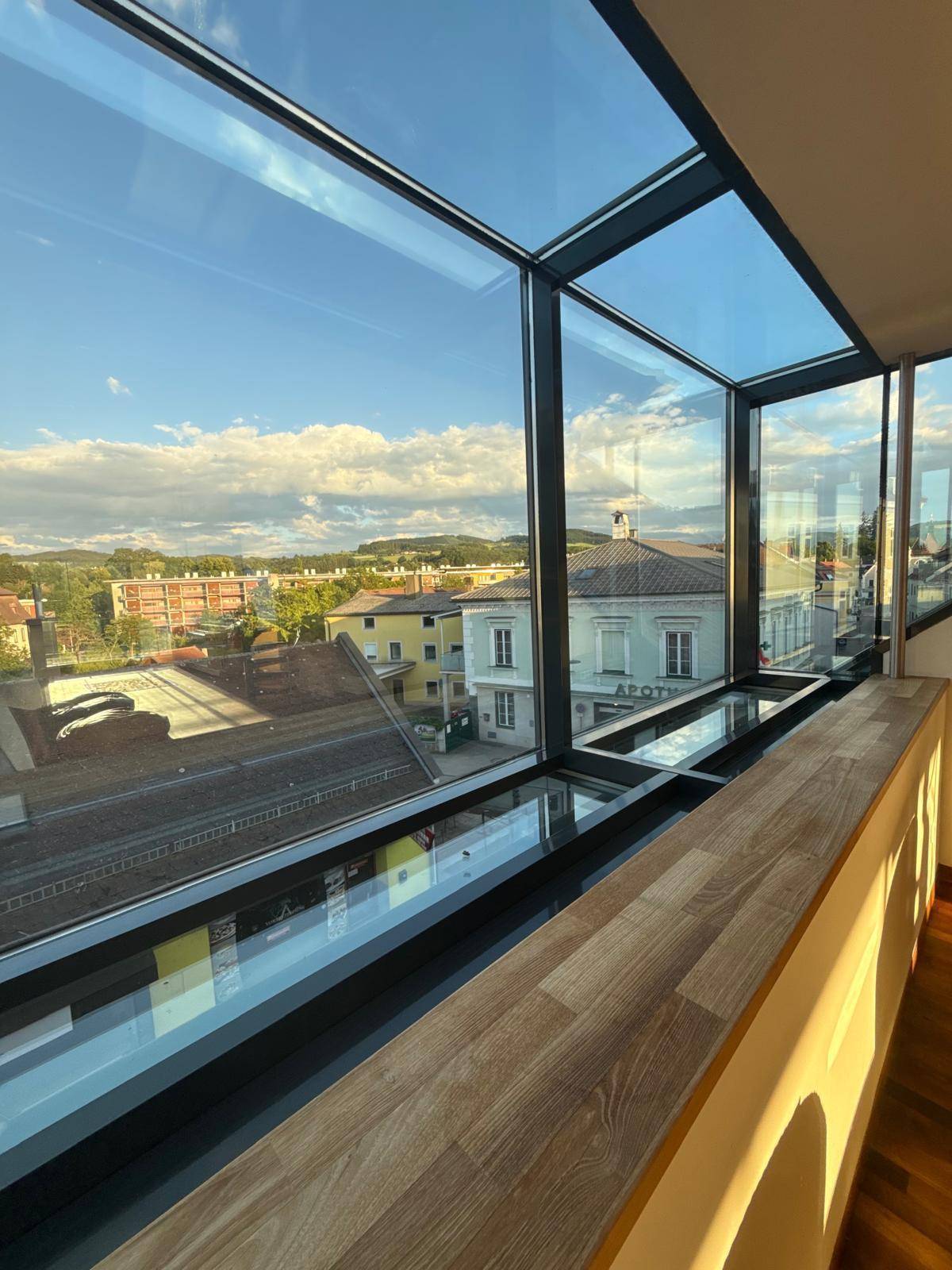 Panoramablick aus dem Innenraum auf die umliegende Stadt und Landschaft.