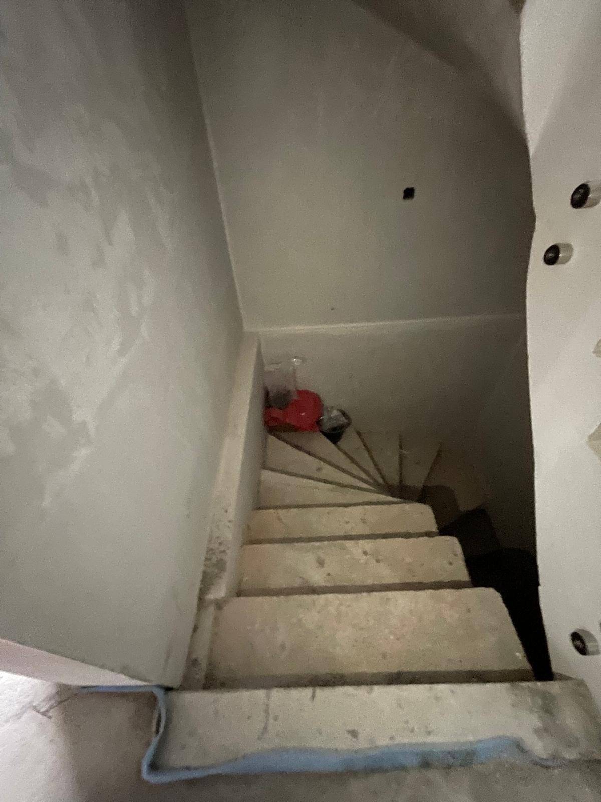 Unfertiger Treppenaufgang im Rohbau, bereit für die Endbearbeitung der Stufen.