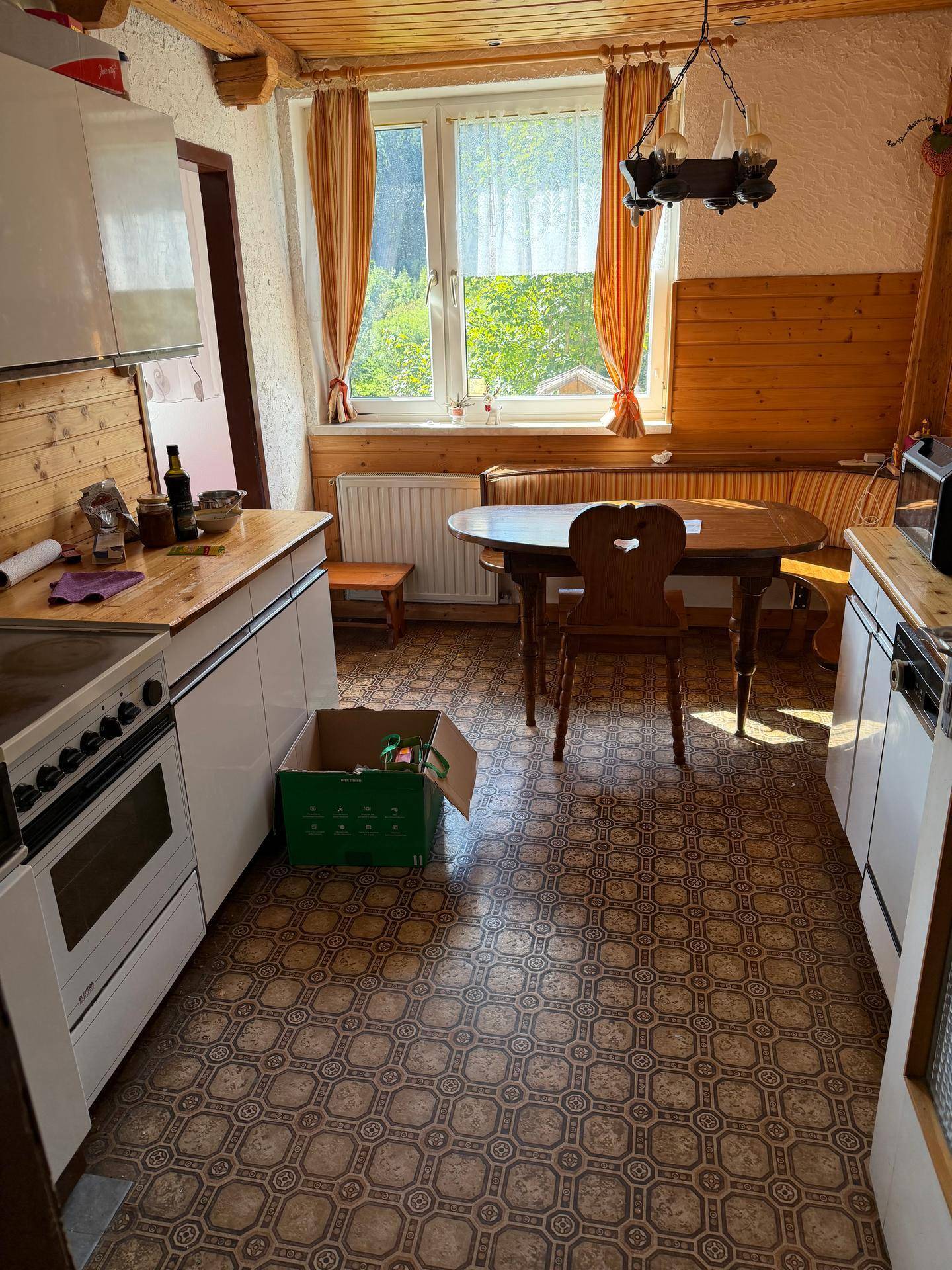 Gemütliche Küche mit Essbereich, Holzvertäfelung und traditionellem Charme.