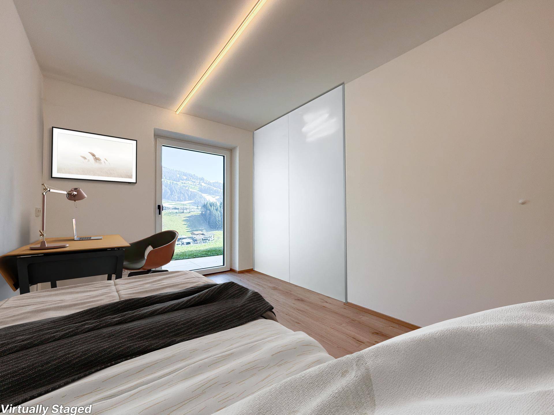 Helles Schlafzimmer mit Holzboden, großem Fenster und Blick auf die grüne Landschaft.