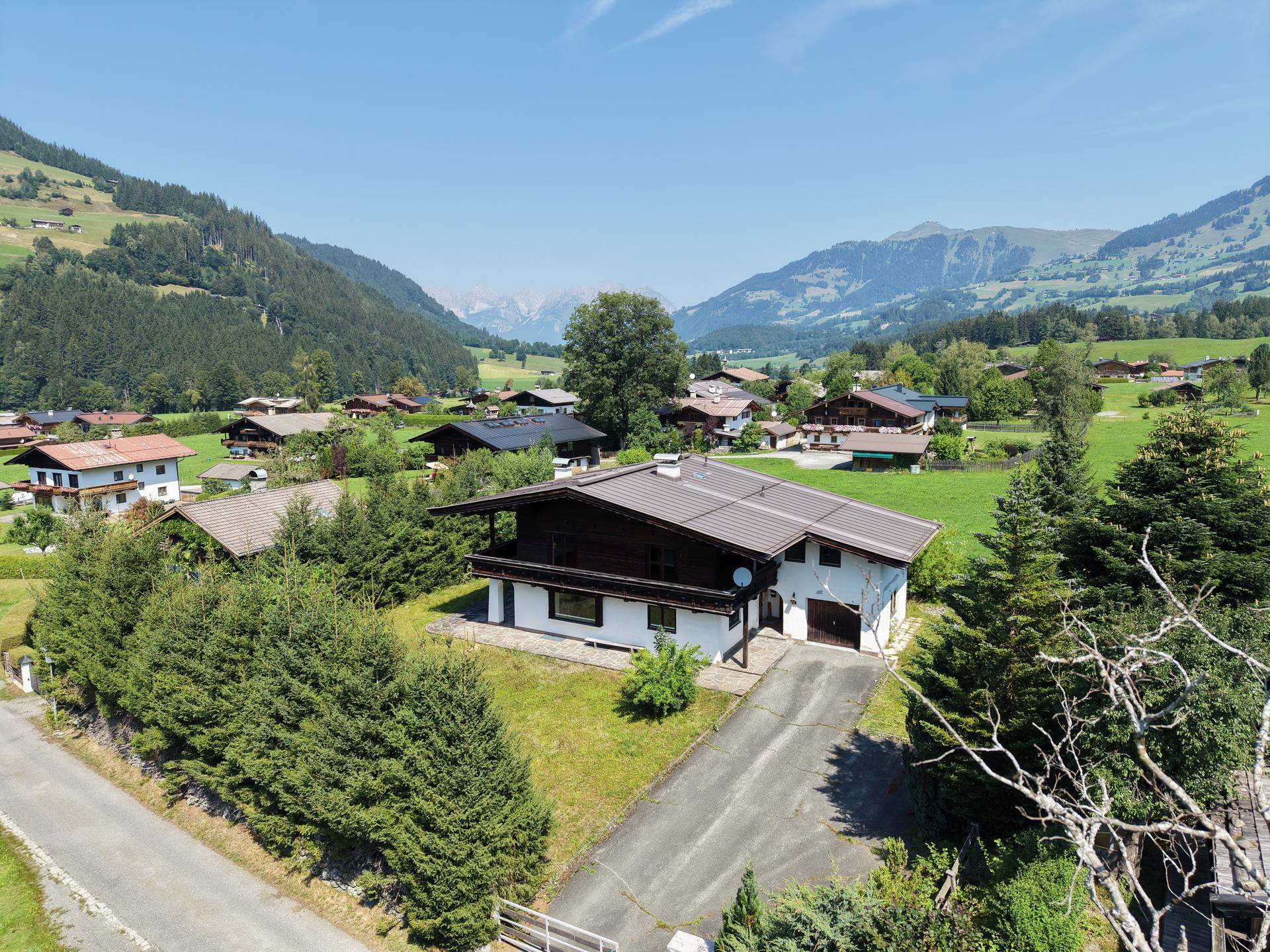 Weitläufige Ansicht des Hauses in einer ländlichen Umgebung mit Bergpanorama.