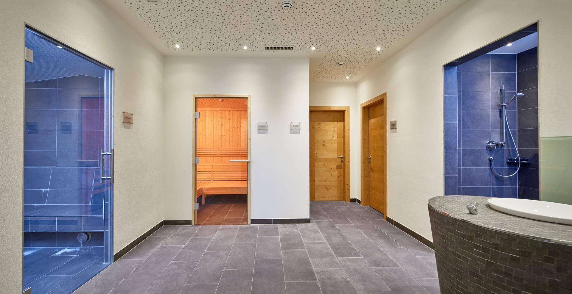 Umfassender Wellnessbereich mit Sauna, Dampfbad und Duschen für pure Entspannung.