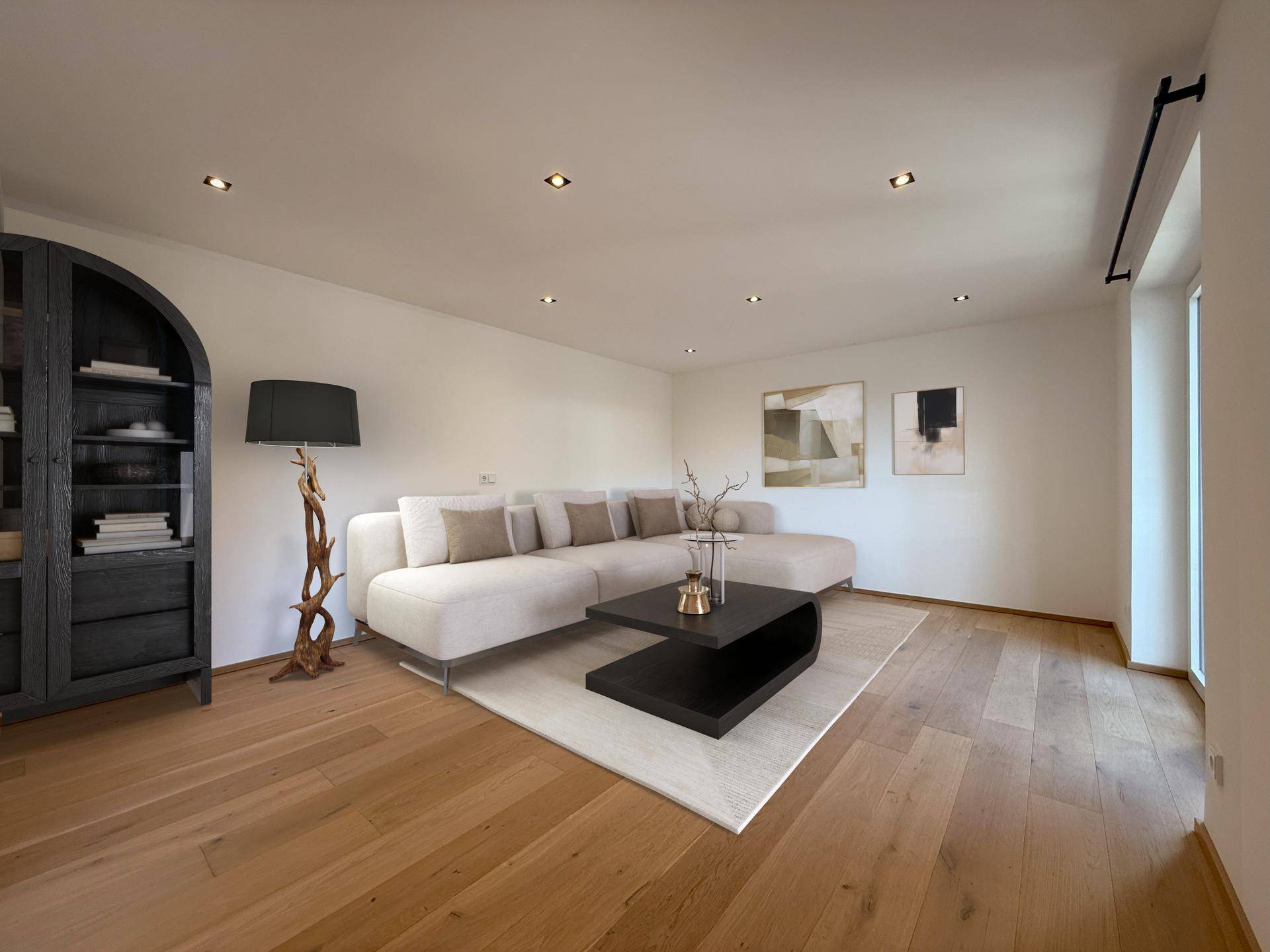 Modernes Wohnzimmer mit hellem Sofa, Holzboden und stilvoller Dekoration.