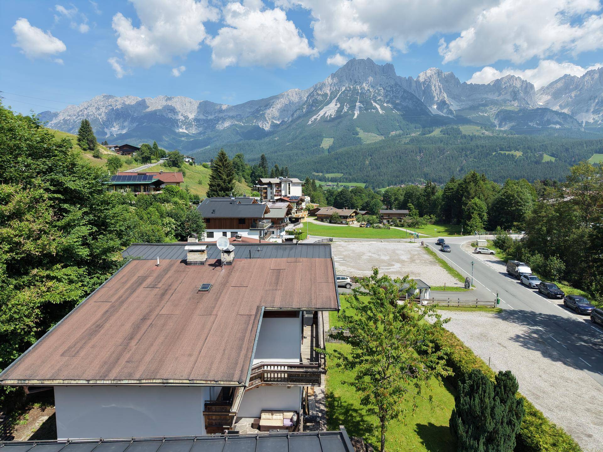 Panoramablick über die Dächer der Häuser auf die majestätische Berglandschaft im Hintergrund.