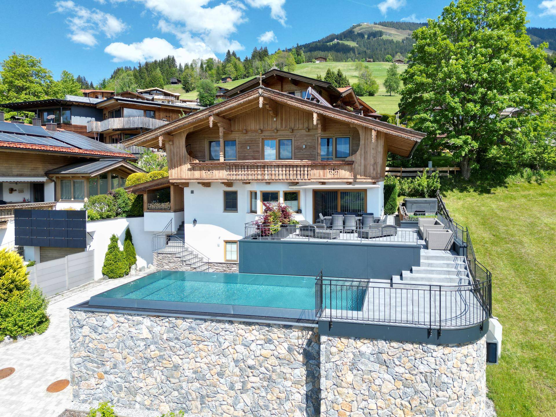 Charmantes Chalet mit Infinity-Pool, großer Terrasse und Panoramablick auf die Berge.