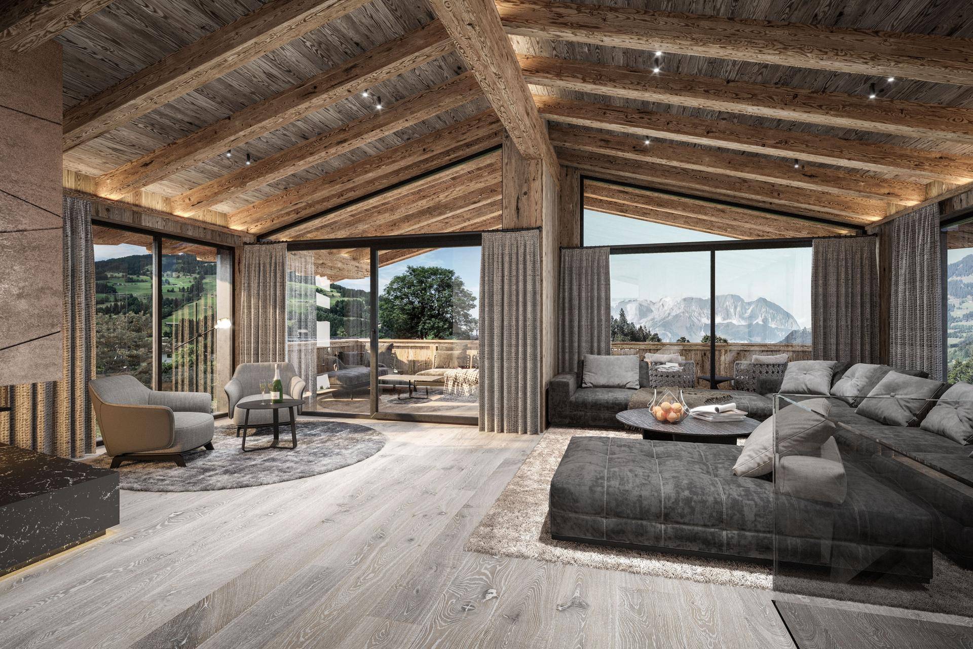 Geräumiges Wohnzimmer mit Holzbalkendecke, großen Fenstern und Bergblick, ausgestattet mit modernen Möbeln.