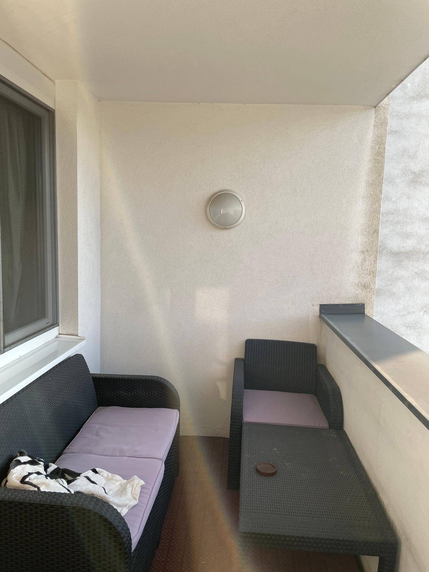 Möblierter Balkon mit bequemen Outdoor-Sitzmöbeln für entspannte Stunden.