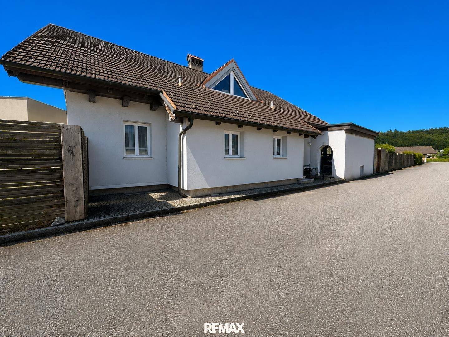 >>KAUFANBOTE LIEGEN VOR<< Gewerbeliegenschaft mit hochwertigem Wohnhaus und großzügigen Freiflächen in Pupping - Widok 2
