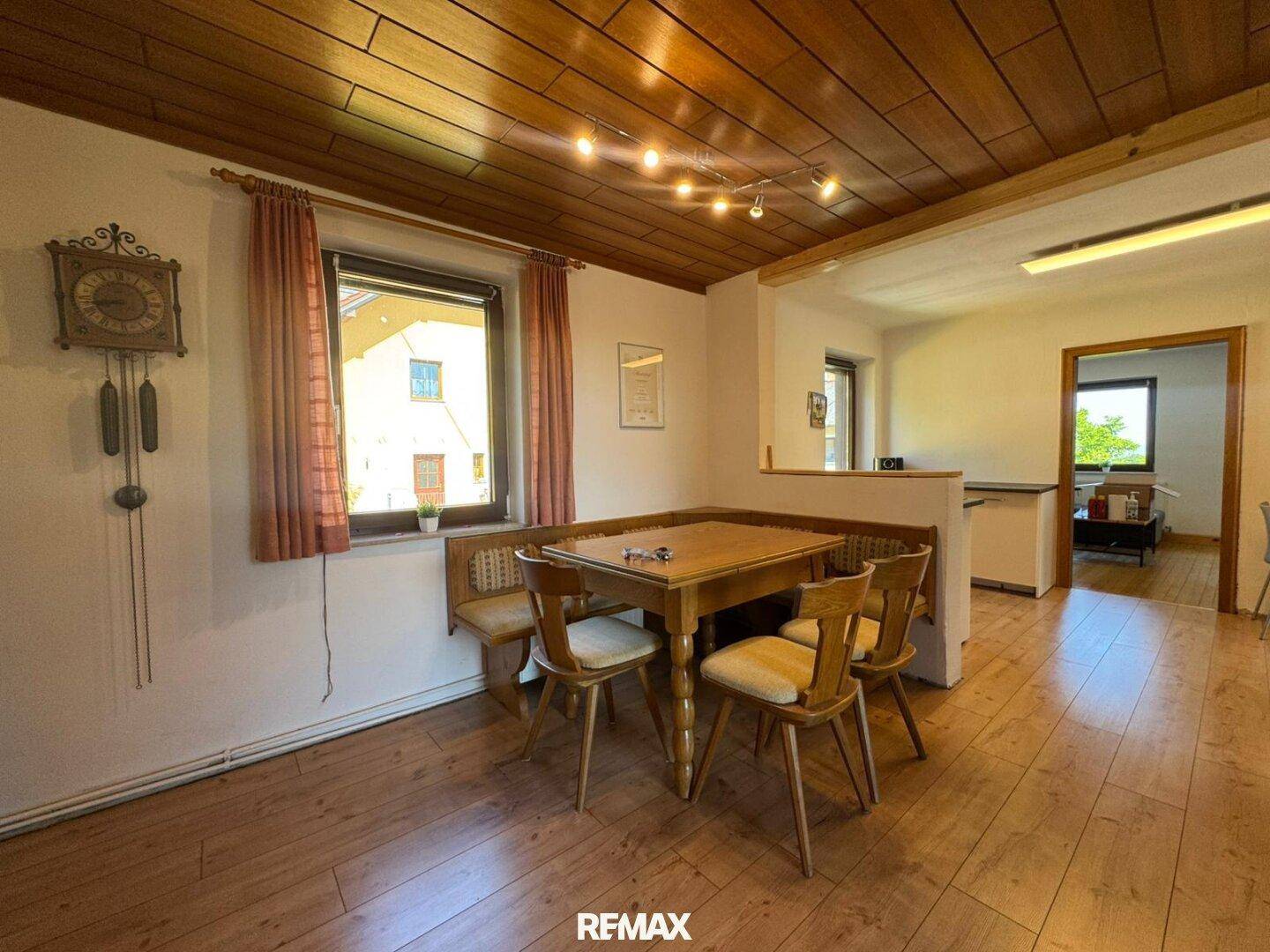 Gemütlicher Essbereich mit Holztisch und Eckbank, Holzboden und Holzdecke.