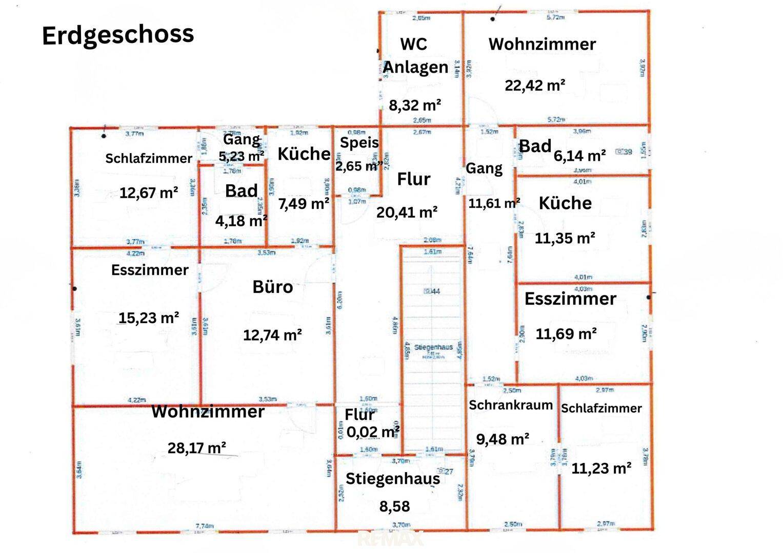 Grundriss des Erdgeschosses mit mehreren Wohnbereichen, Küchen, Bädern und Schlafzimmern.