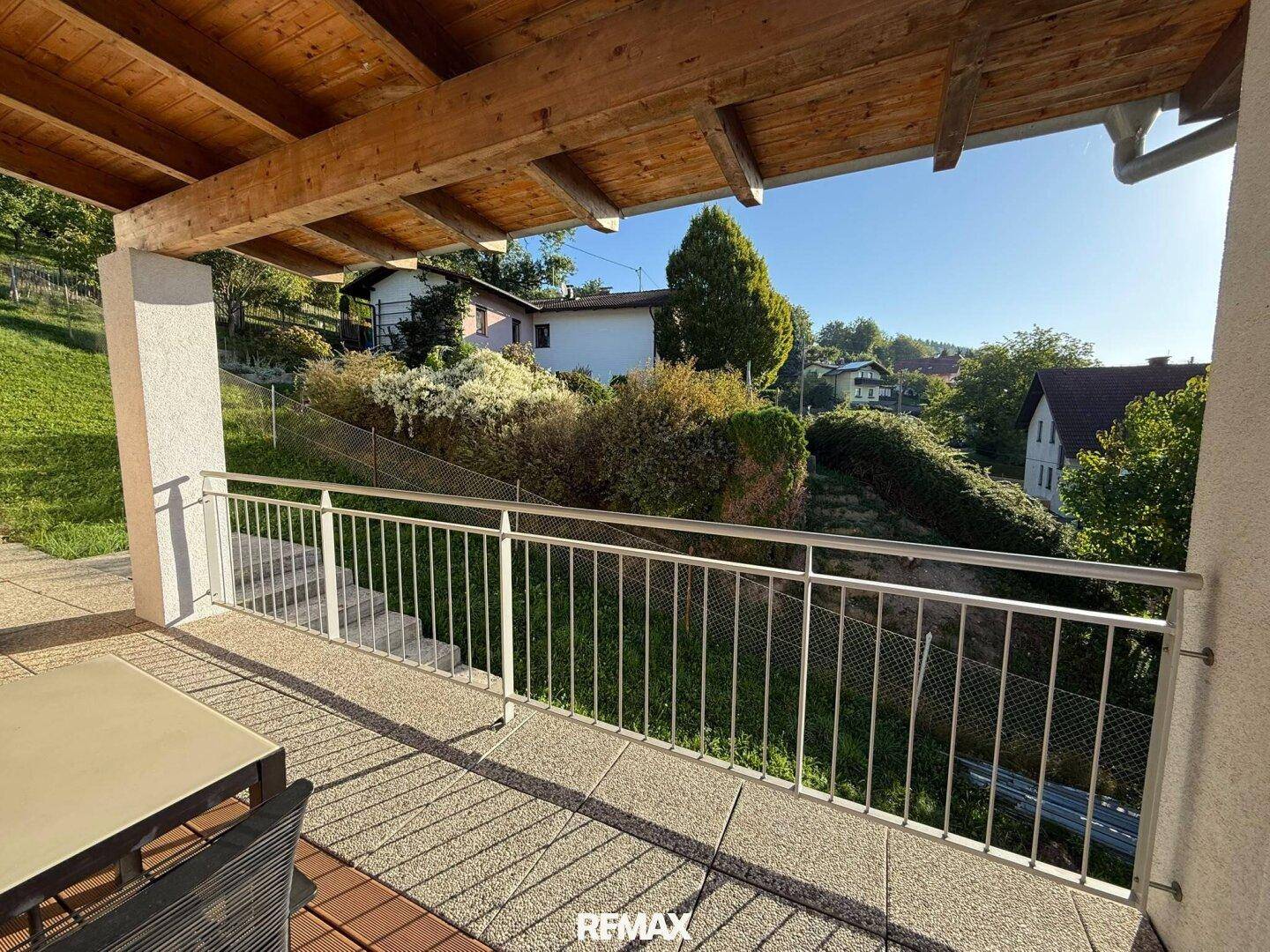 Überdachte Terrasse-Blick nach Osten - EG