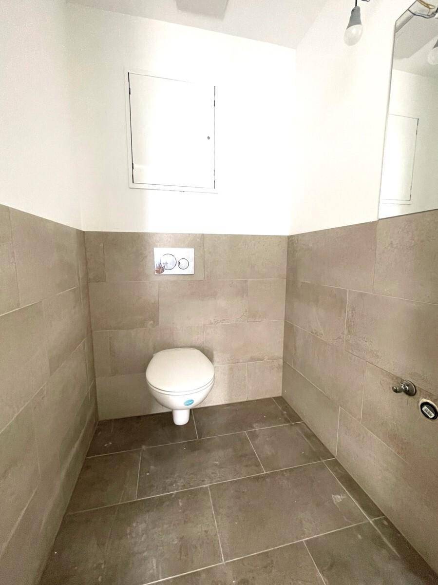WC mit Waschbecken