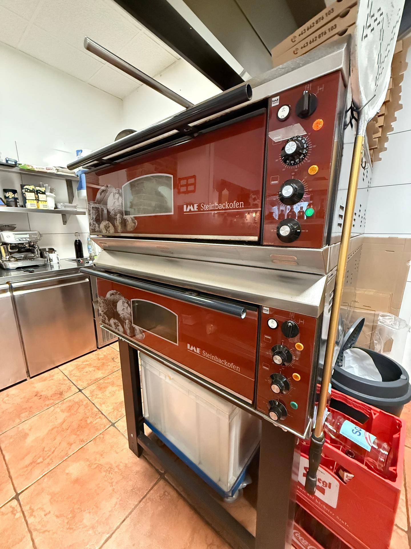 Zwei professionelle Steinbacköfen für Pizzen, bereit für den Einsatz in einer Gastronomieküche.