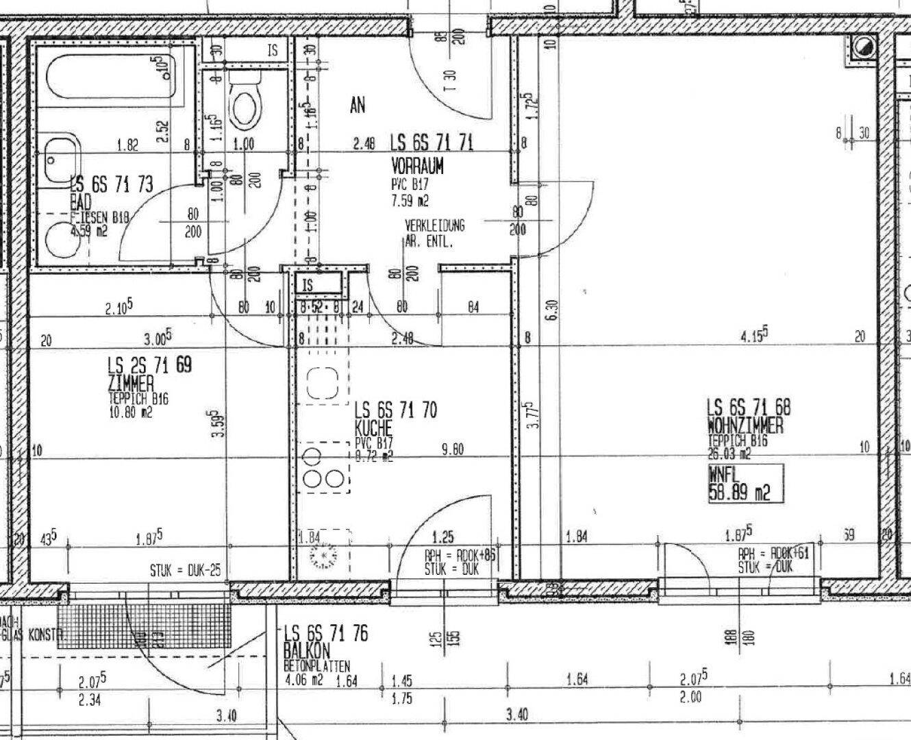 Detaillierter Grundriss der Wohnung mit Zimmern, Küche, Bad und Balkon.