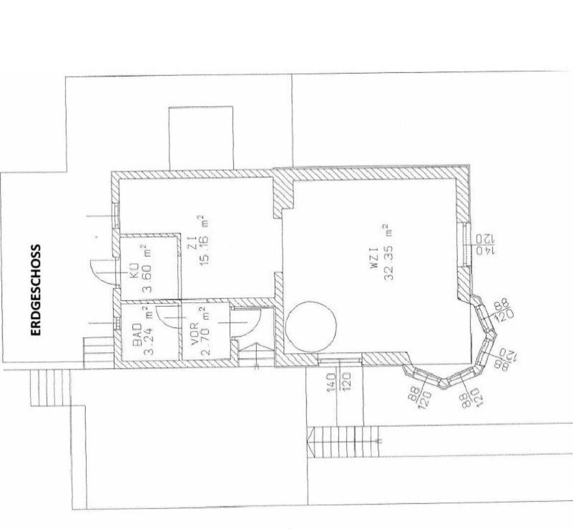 Grundriss des Erdgeschosses mit Bad, Küche und Wohnzimmer.