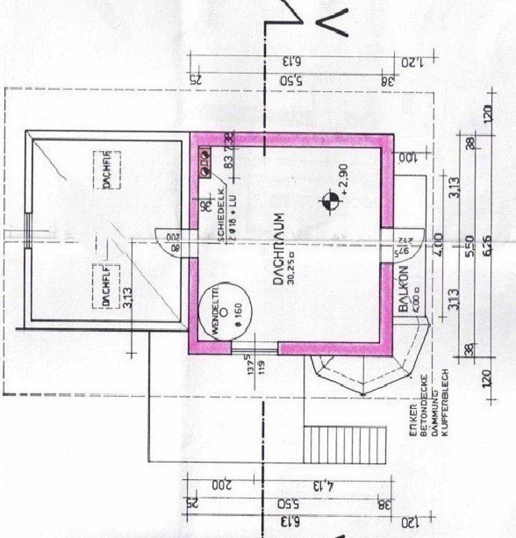 Grundriss des Dachgeschosses mit Dachraum, Wendeltreppe und Balkon.