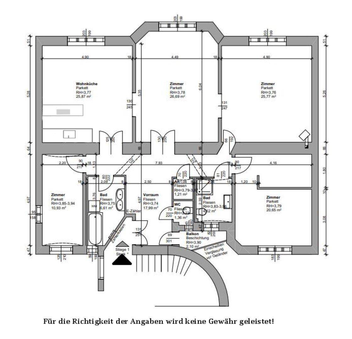 Grundriss einer Wohnung mit mehreren Zimmern, zwei Bädern und Balkon.