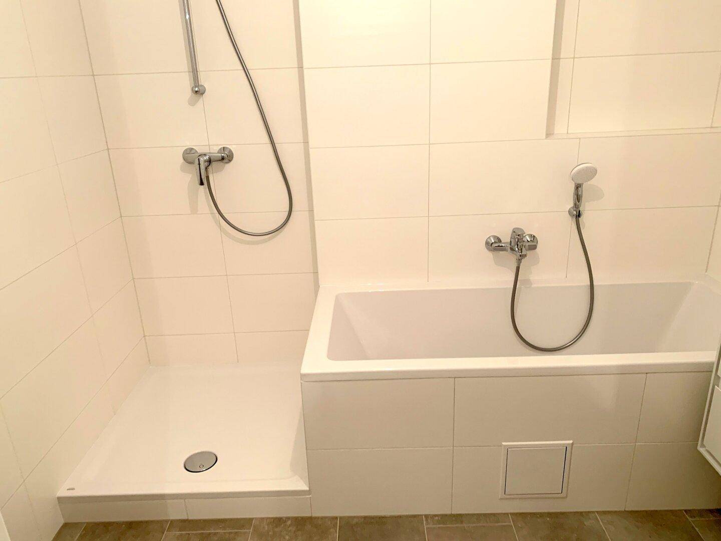 Modernes Badezimmer mit Badewanne und ebenerdiger Dusche, hell gefliest.
