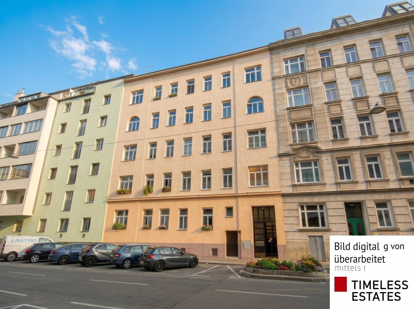 Historische Wohngebäude mit klassischer Fassade und Parkplätzen an einer städtischen Straße.