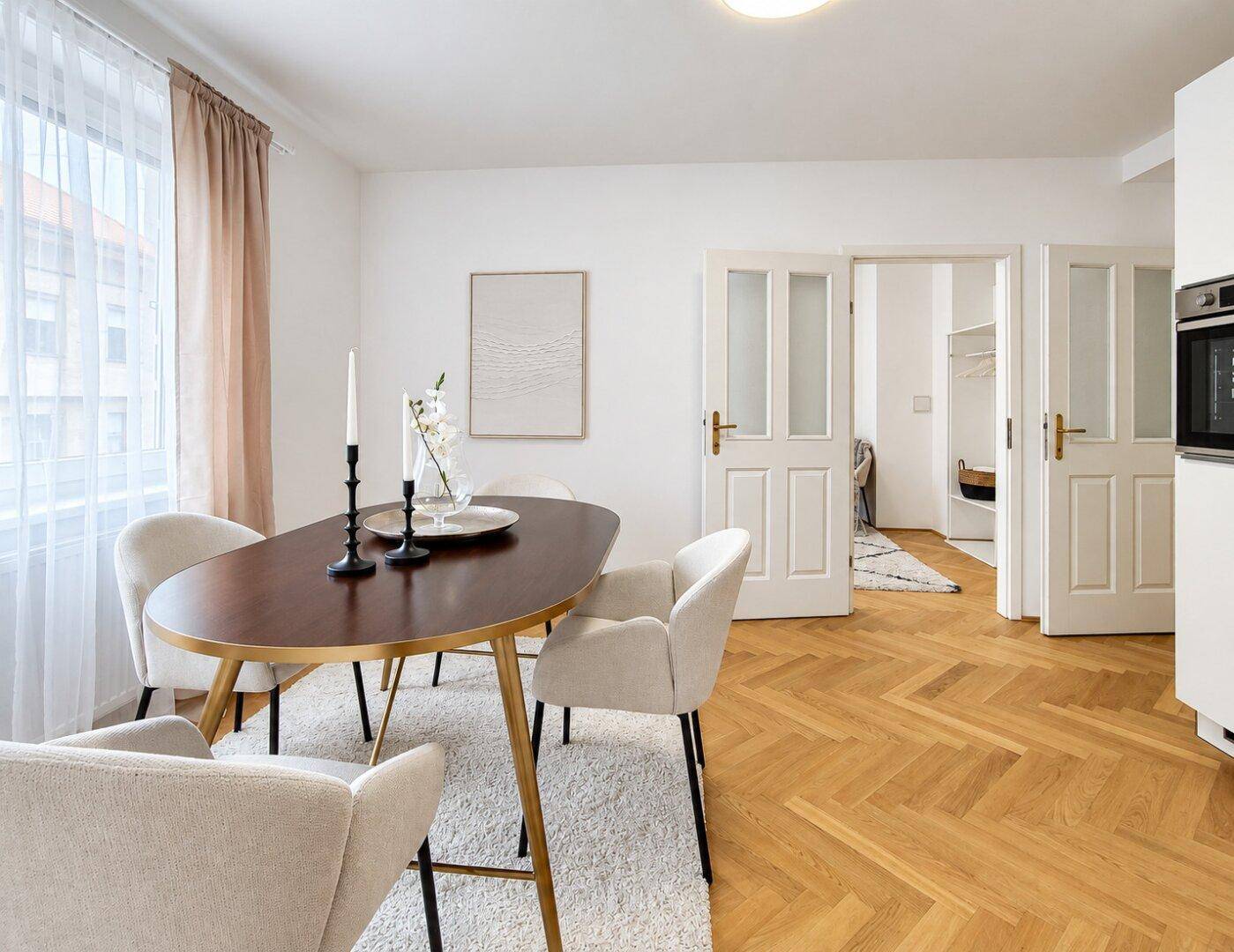 Eleganter Essbereich mit ovalem Tisch, bequemen Stühlen und Zugang zu einem begehbaren Kleiderschrank.