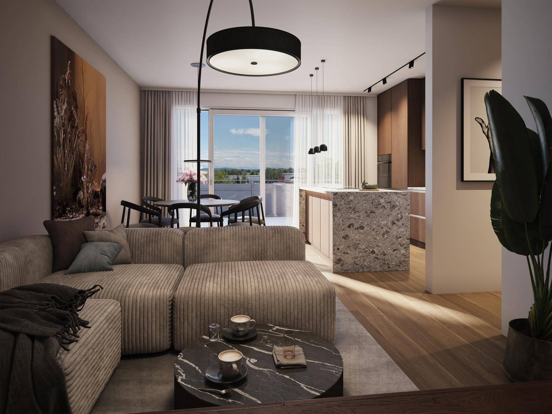 Moderner offener Wohn-Essbereich mit beigem Sofa, Holzboden und Zugang zum Balkon.