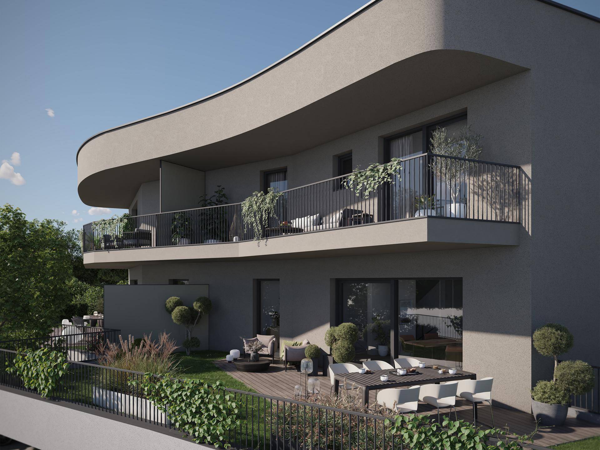 Elegante Wohnanlage mit geschwungenen Balkonen und einer geräumigen Terrasse mit Essbereich im Freien.