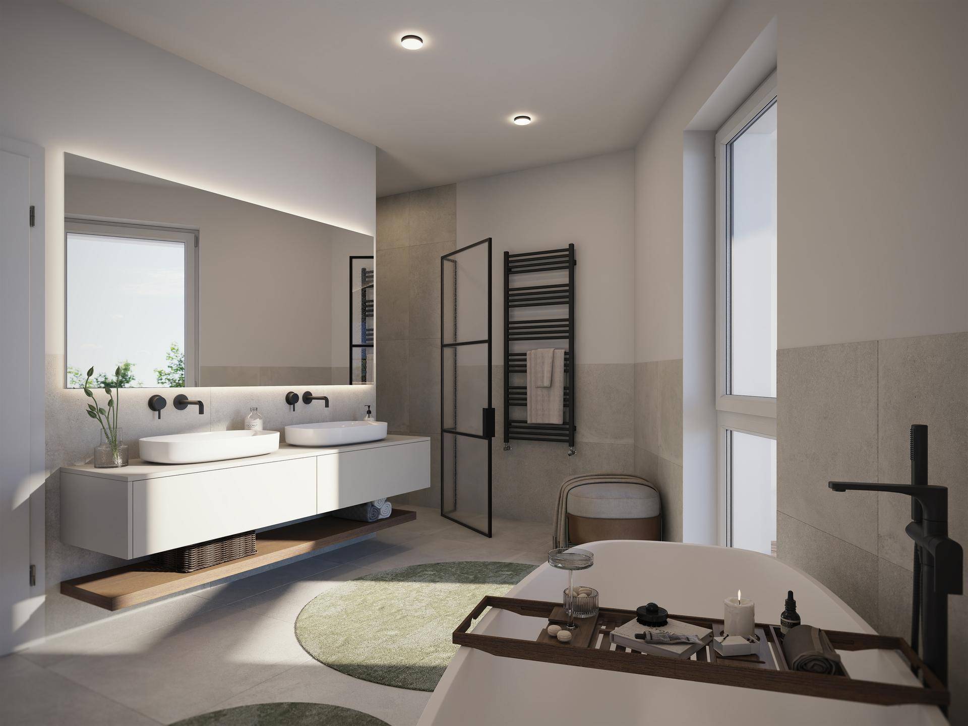 Helles Badezimmer mit Doppelwaschbecken, großer Spiegelfläche und freistehender Badewanne.