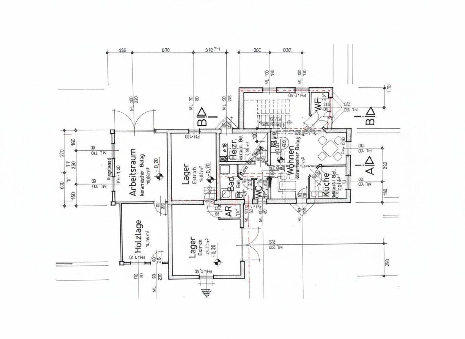 Grundriss des Erdgeschosses mit Wohnzimmer, Küche, Bad, WC, Arbeitsraum und Lagerflächen.