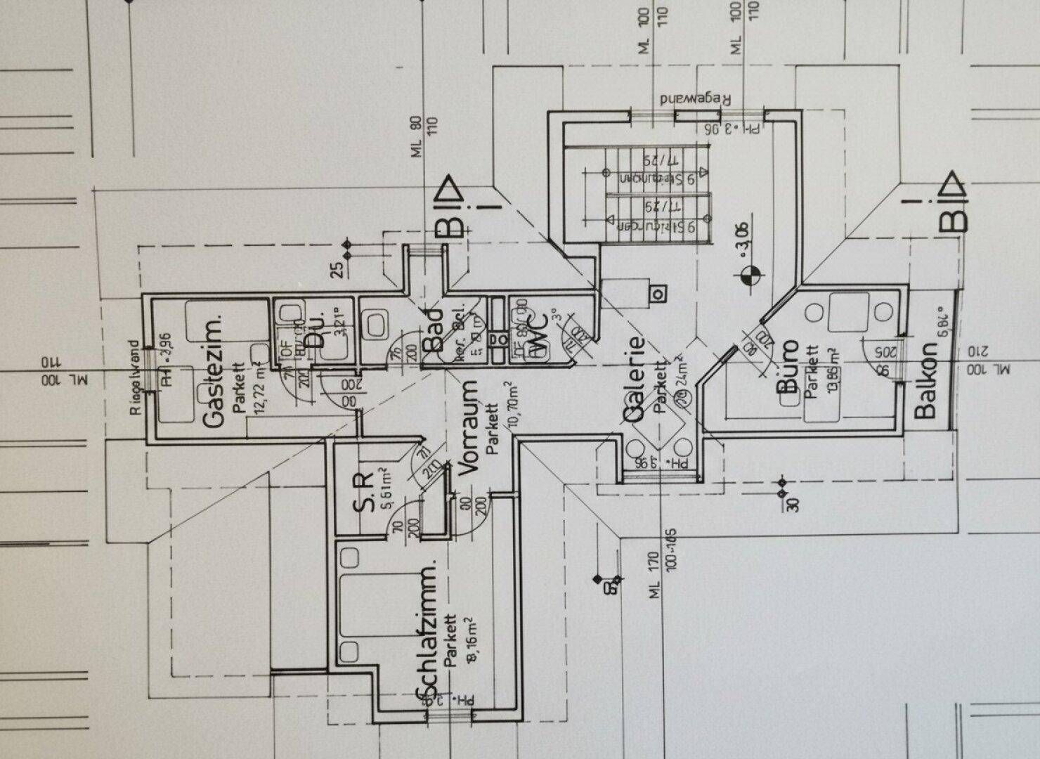 Grundriss des Obergeschosses mit Schlafzimmern, Bad, WC, Galerie, Büro und Balkonzugang.