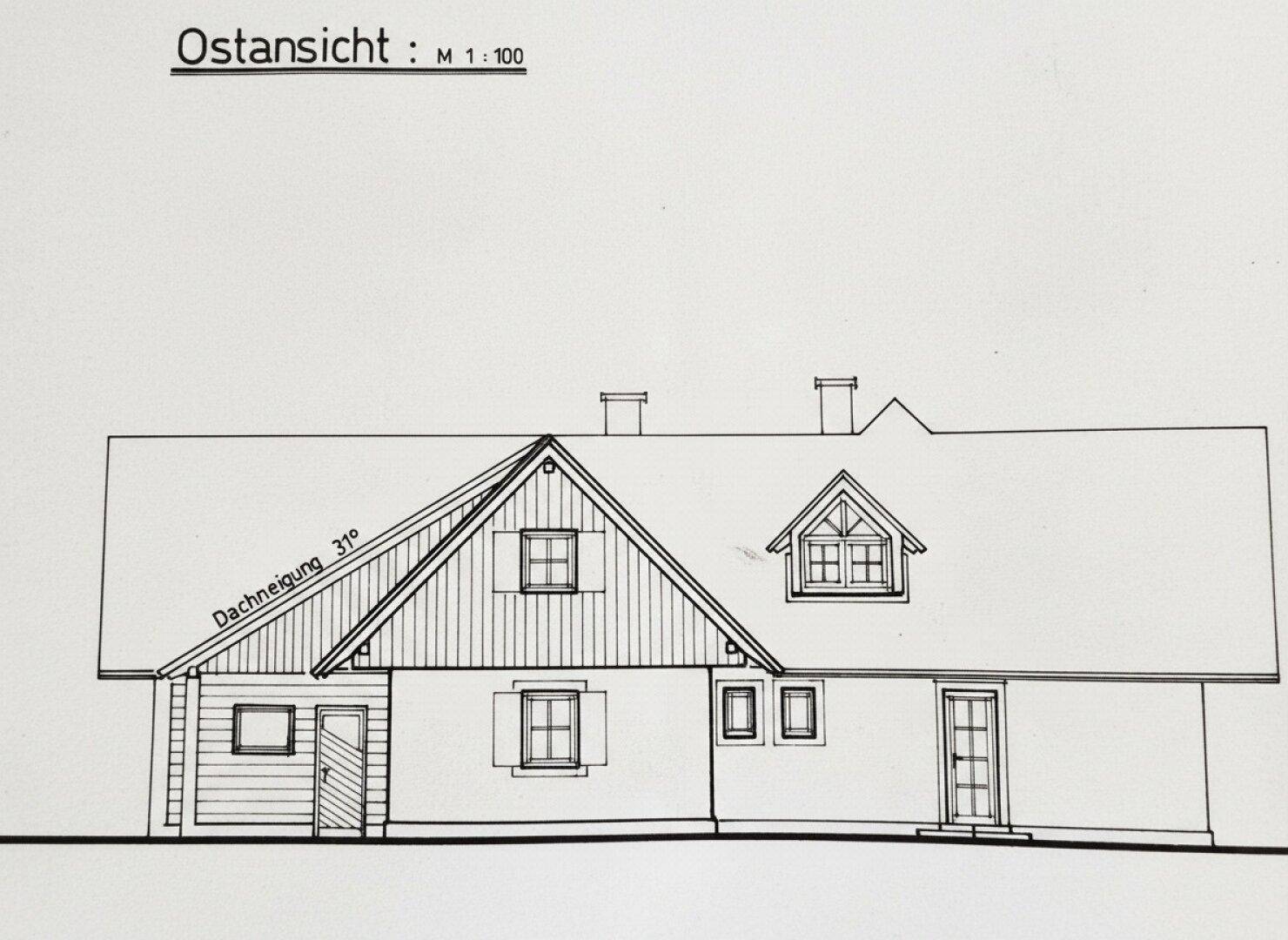 Architektonische Zeichnung der Ostansicht des Hauses mit Satteldach und traditionellen Fensterläden.