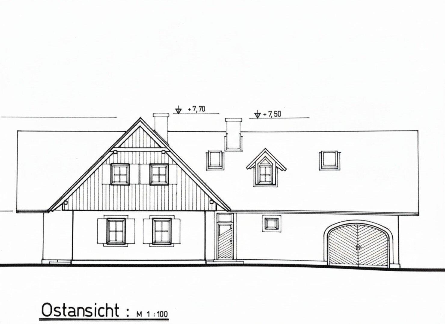 Architektonische Zeichnung der Ostansicht des Hauses mit Garage und traditionellen Fenstern.