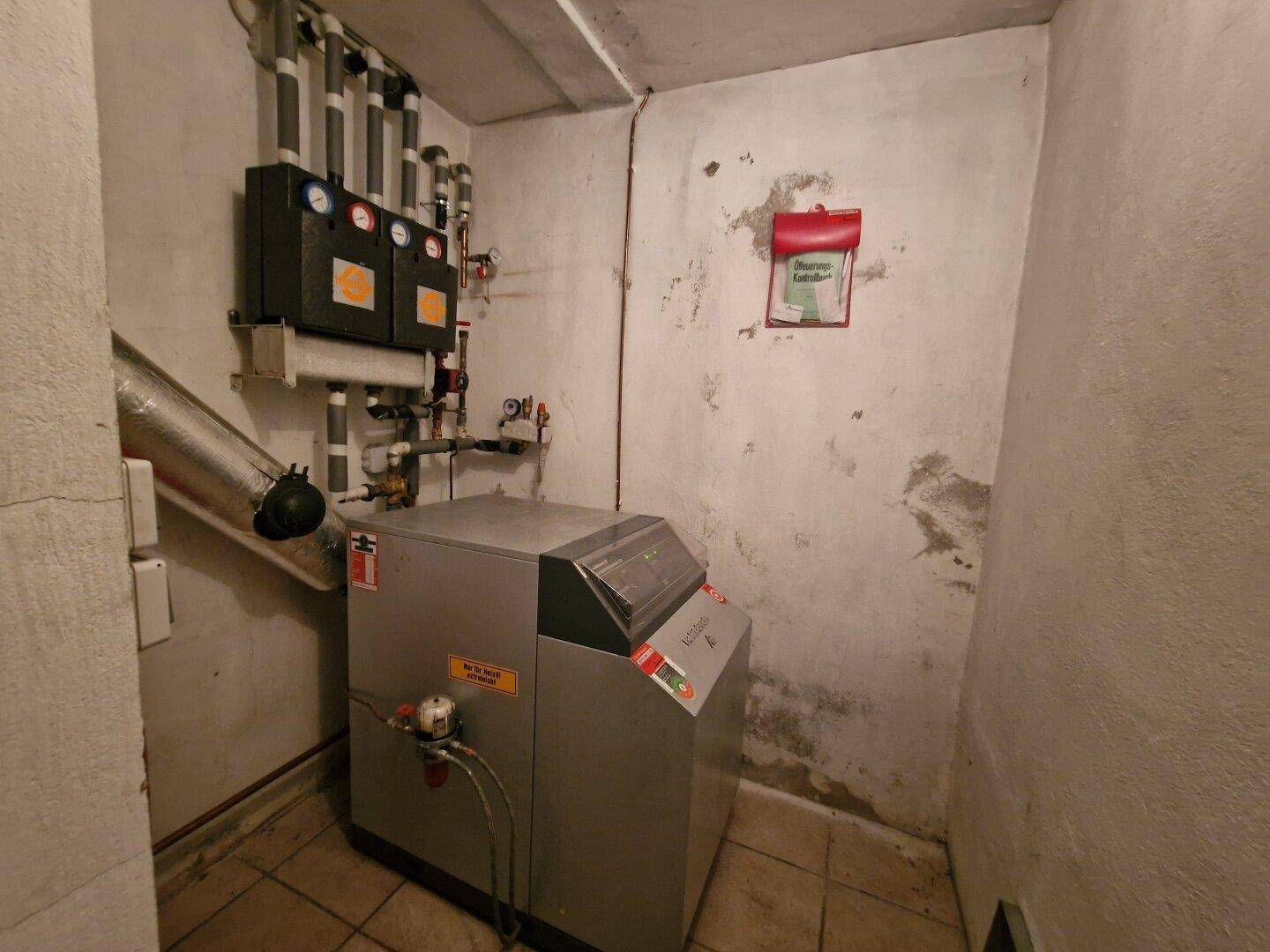 Heizungsraum mit einem modernen Heizsystem, Rohren und Steuerungselementen.