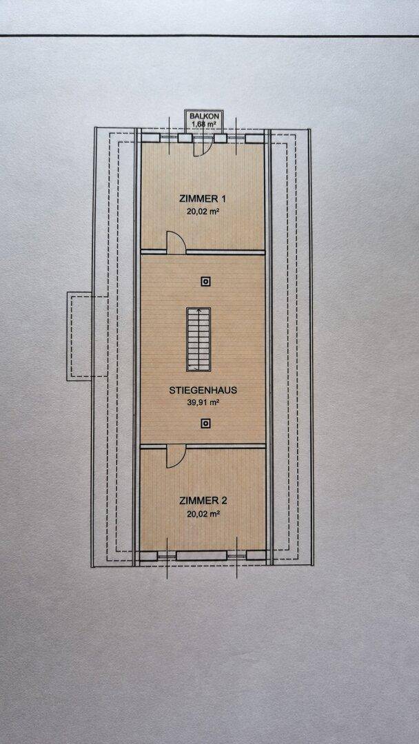 Grundriss des Obergeschosses mit zwei Zimmern und Treppenhaus, inklusive kleinem Balkon.