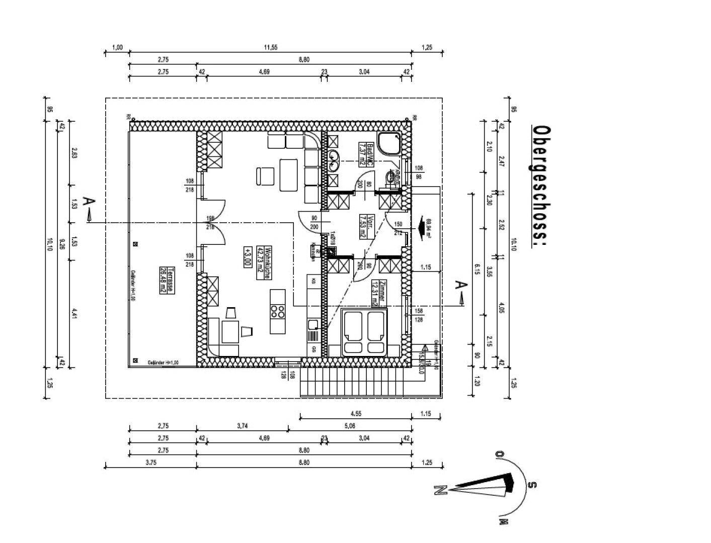 Grundriss des Obergeschosses mit Schlafzimmern, einem Badezimmer, Ankleide und Balkon.