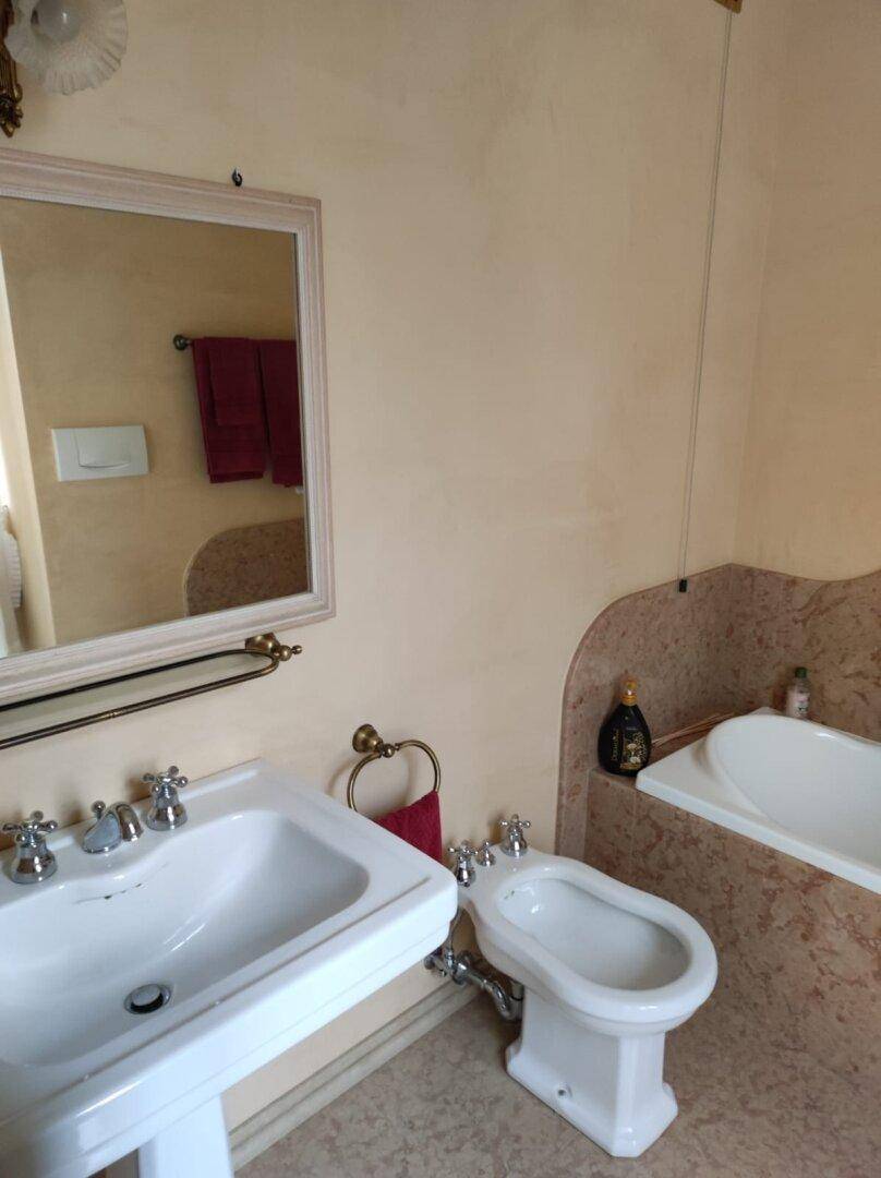 Klassisches Badezimmer mit Badewanne, Bidet und traditionellem Waschbecken, funktional und gepflegt.