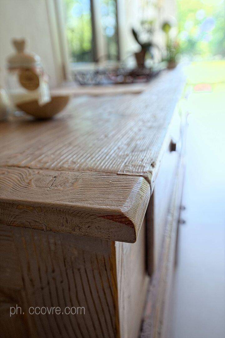 Nahaufnahme einer rustikalen Holzoberfläche eines Sideboards mit sichtbarer Maserung.