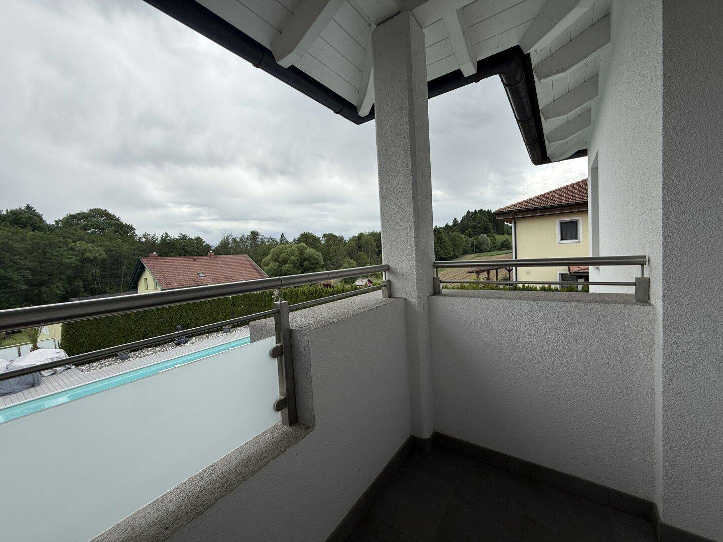 Kleiner Balkon mit Metallgeländer und Blick auf die umliegende Landschaft.