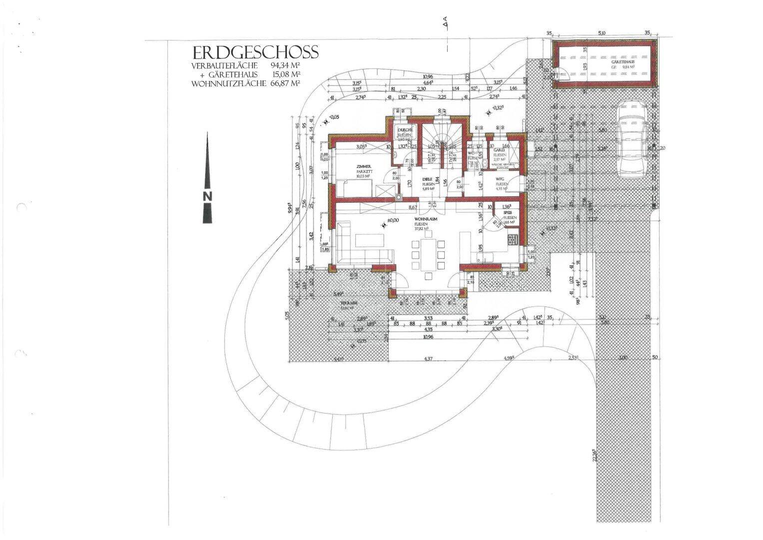 Grundrissplan des Erdgeschosses mit Wohnbereich, Garage und Außenanlagen.
