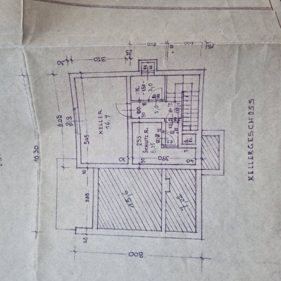 Grundriss des Kellergeschosses mit Kellerraum und Schutzraum, inklusive Maßen.