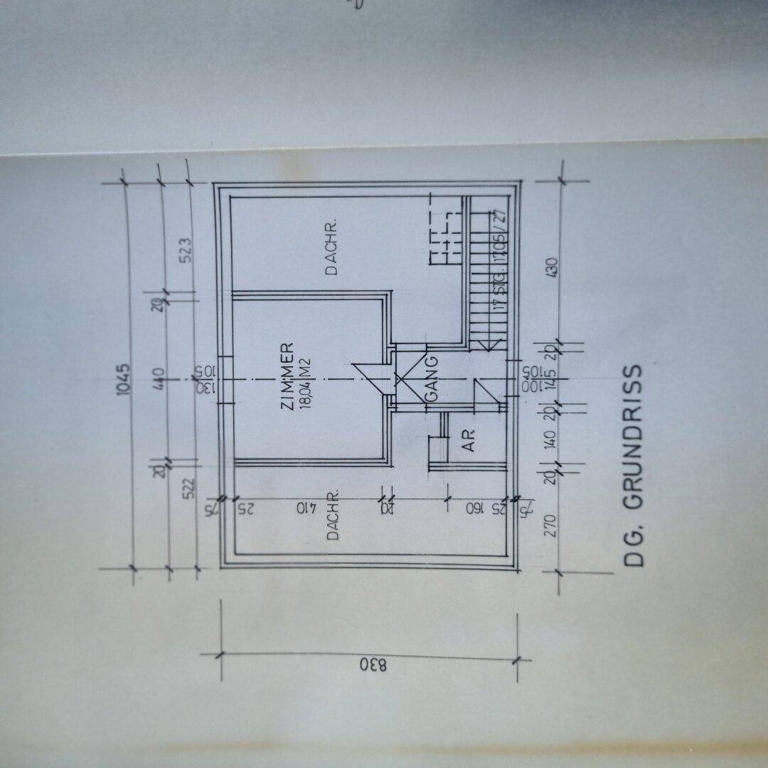 Grundriss des Dachgeschosses mit Zimmer und Gangbereich, unter dem Dach.
