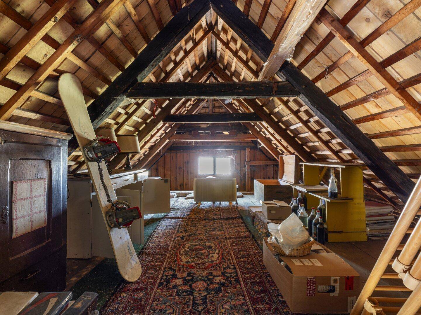 Großer Dachboden mit Holzbalken und Stauraum, ideal für Lagerung oder Ausbau.