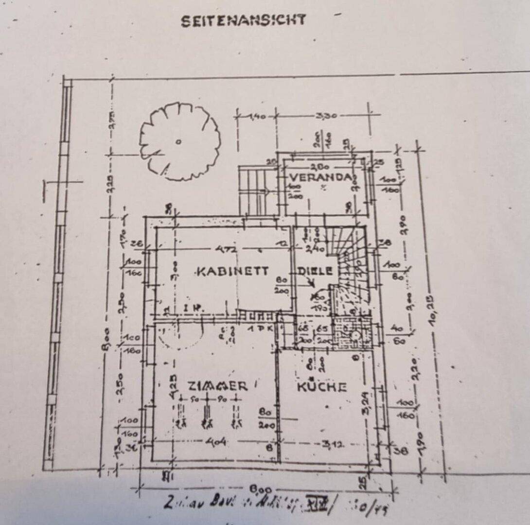 Historischer Grundriss mit Seitenansicht des Hauses und Raumaufteilung.
