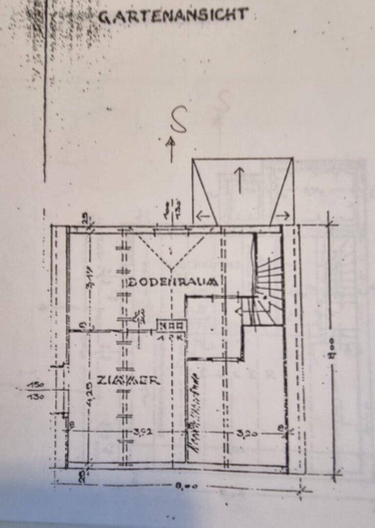 Grundriss des Dachgeschosses mit Bodenraum und Zimmer, inklusive Nordpfeil.