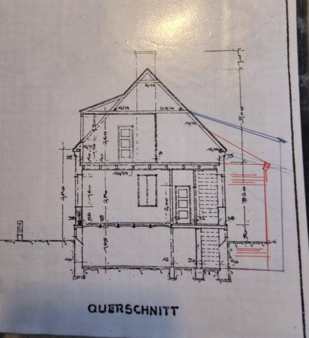 Querschnitt des Hauses zeigt die vertikale Struktur und Geschosseinteilung.