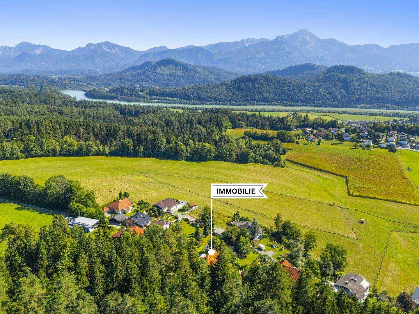 Panoramablick aus der Vogelperspektive auf die Immobilie in einer malerischen Landschaft.