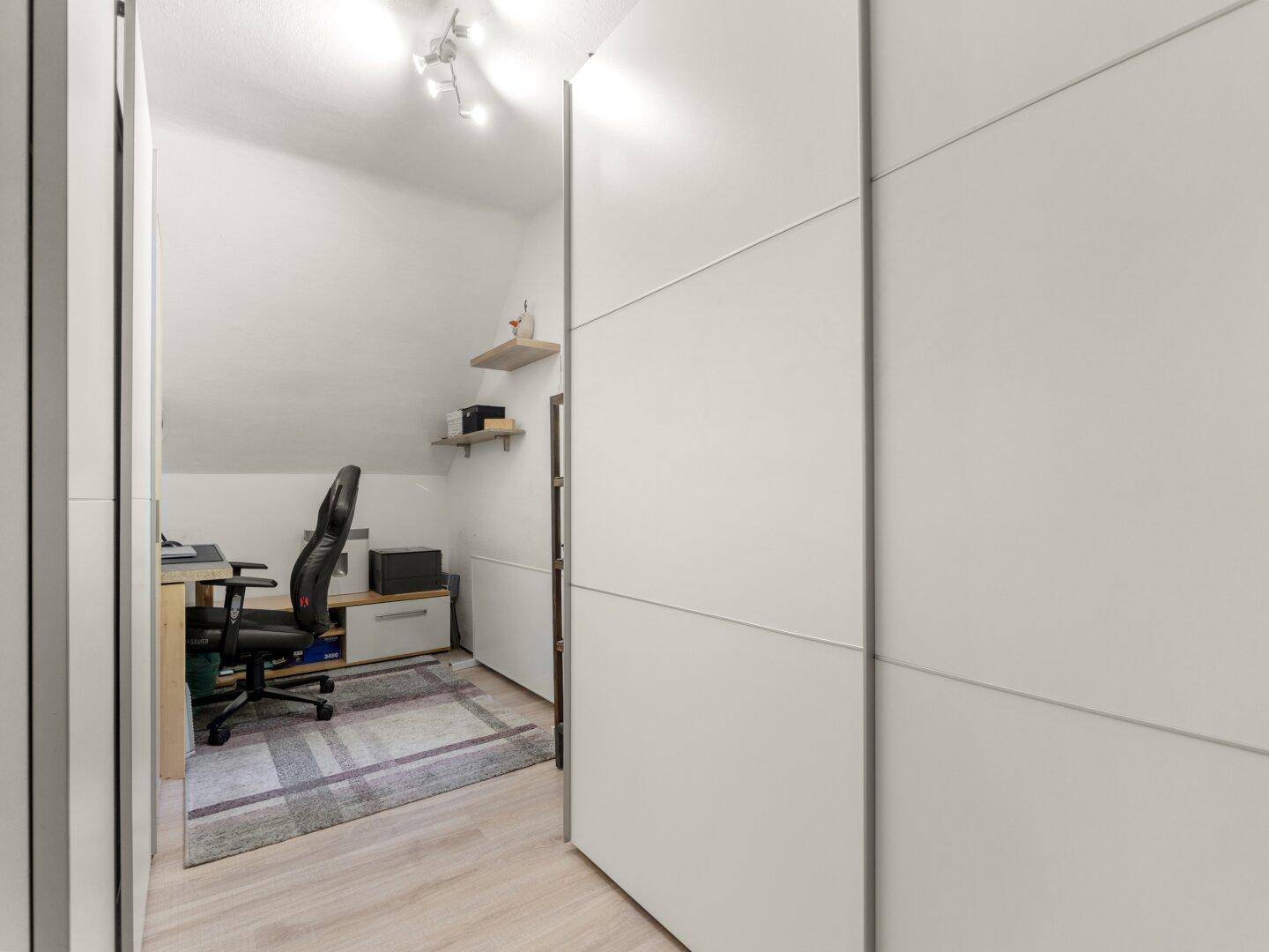 Kleiner Arbeitsbereich mit Schreibtisch und Stauraum, ideal für Home-Office.