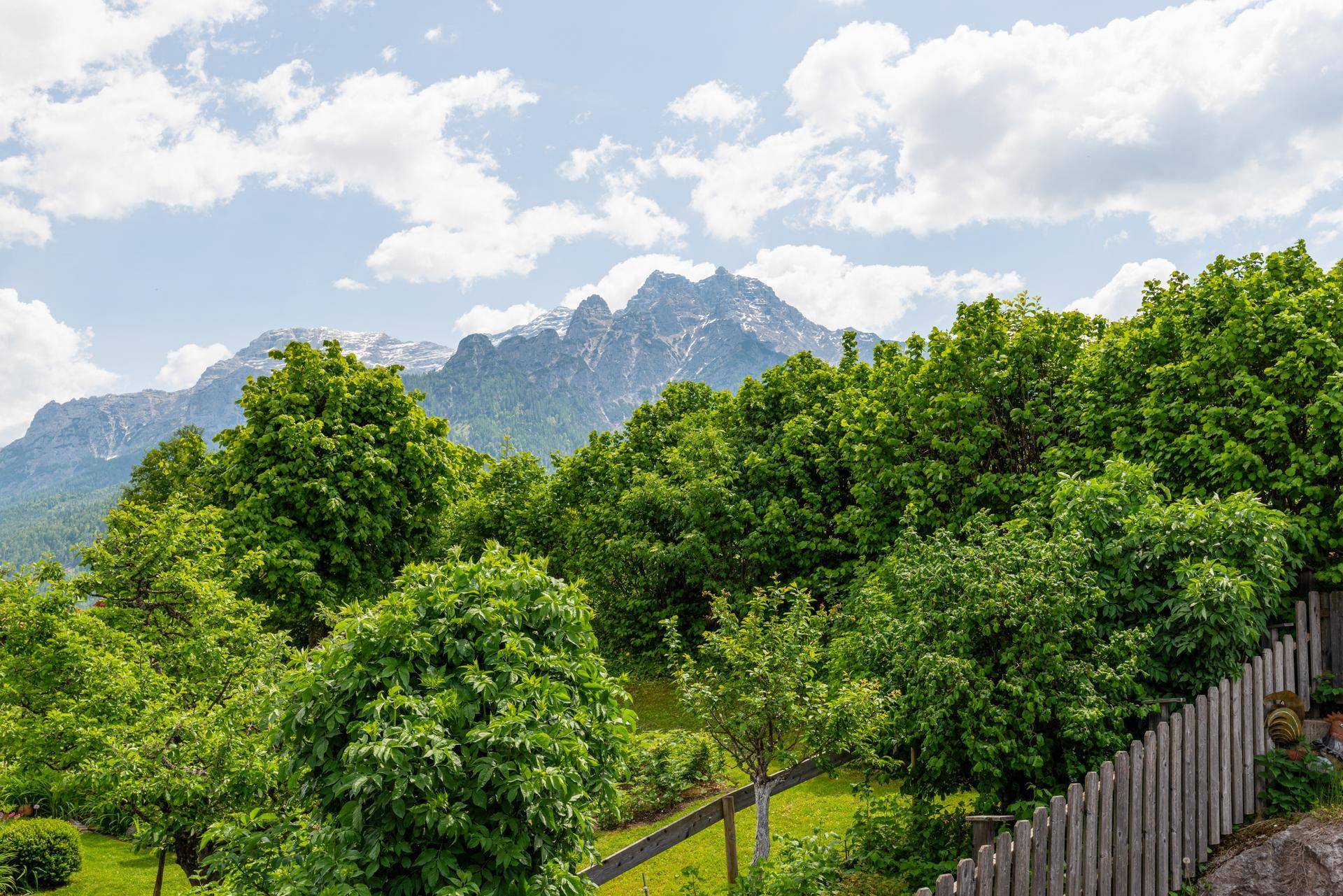 Malerischer Blick auf die majestätischen Berge und die umliegende grüne Landschaft.