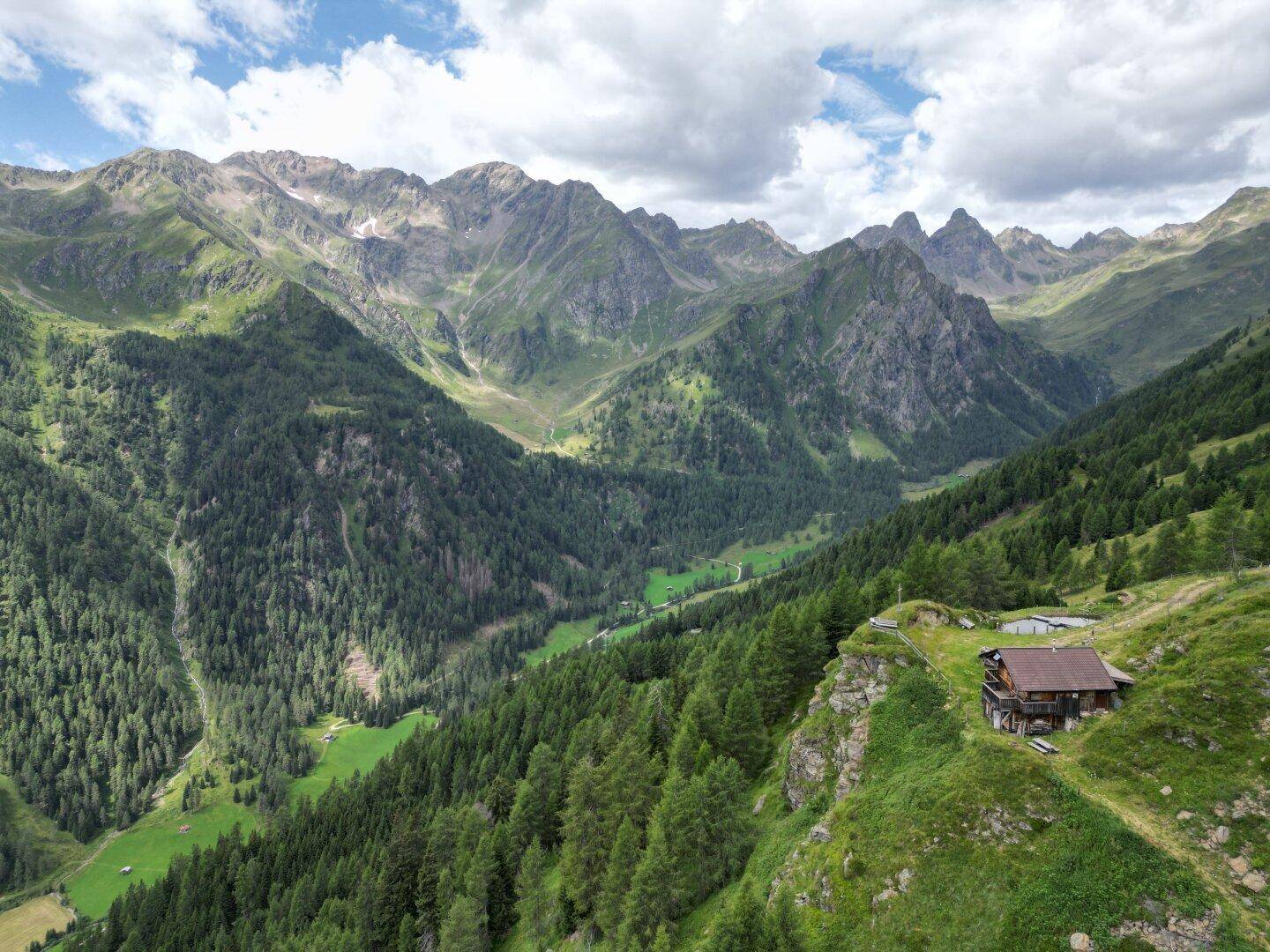 Drohnenaufnahme Almhütte mit Umgebung