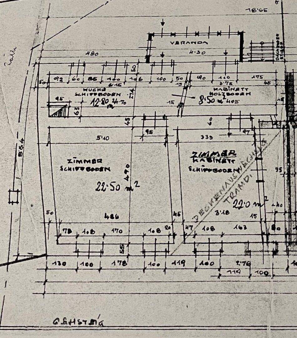 Detaillierter handgezeichneter Grundriss mit Raumaufteilung und Maßen.